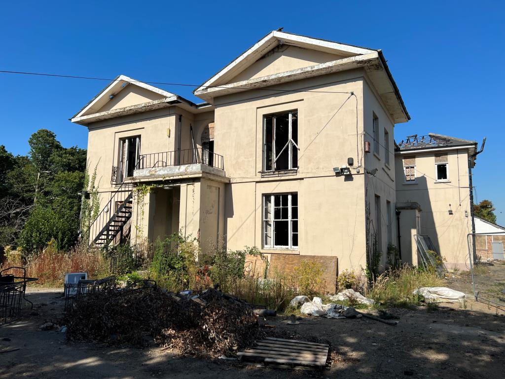 Lot: 100 - FIRE DAMAGED FORMER CARE FACILITY ON A PLOT OF APPROXIMATELY 1.6 ACRES WITH POTENTIAL -